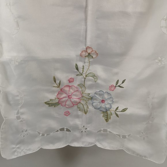 Vintage White Table Runner with Hand-sewn Floral and Cut-out Designs Pink Blue - Picture 3 of 5
